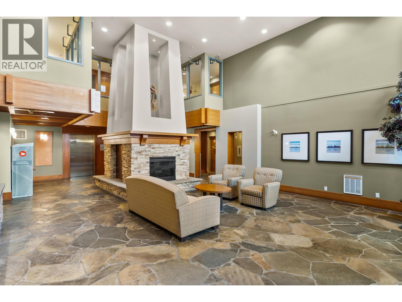 501 560 RAVEN WOODS DRIVE, North Vancouver