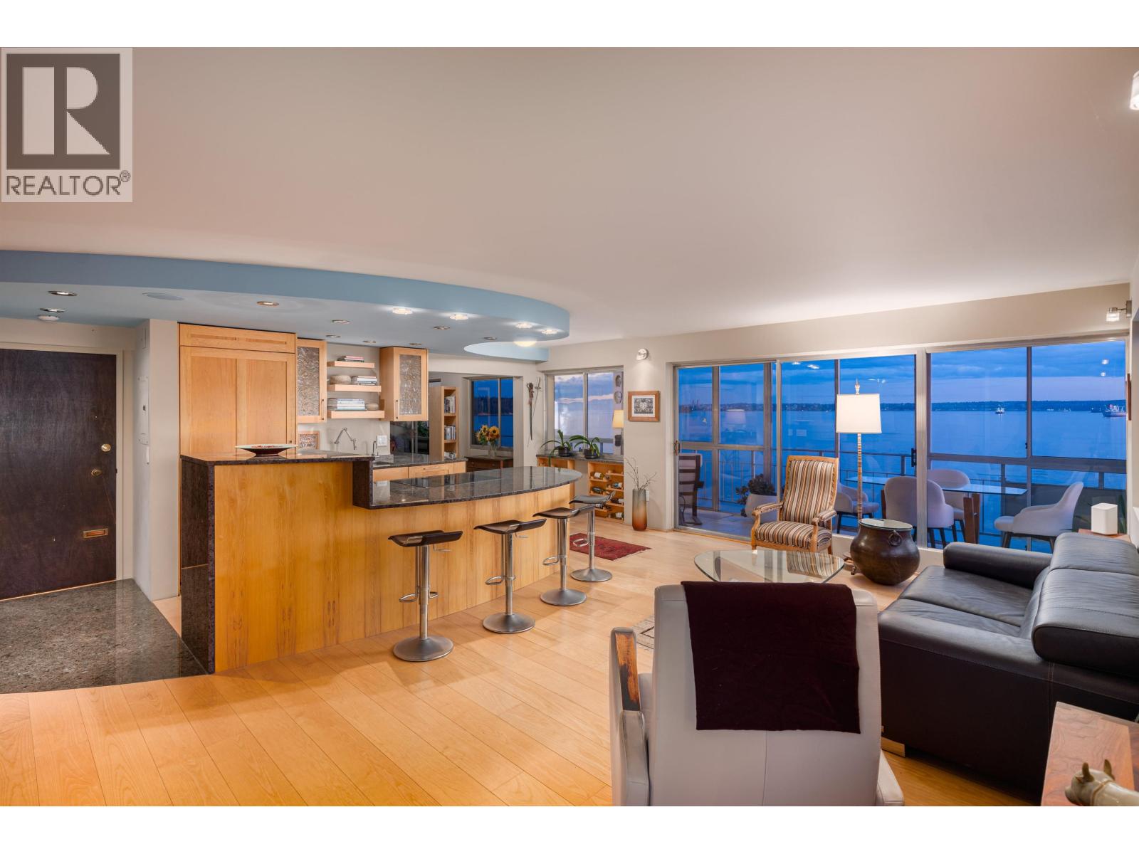 1001-02 150 24TH STREET, West Vancouver