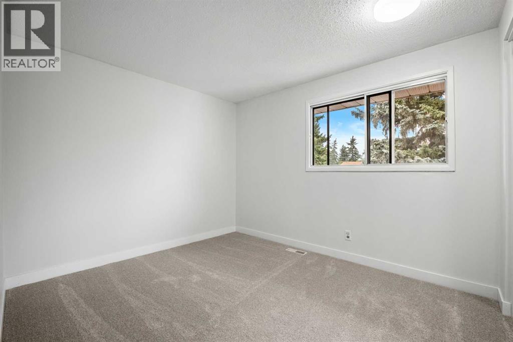 Single Family House for Sale in  Rundlehorn Drive NE Pineridge Calgary 