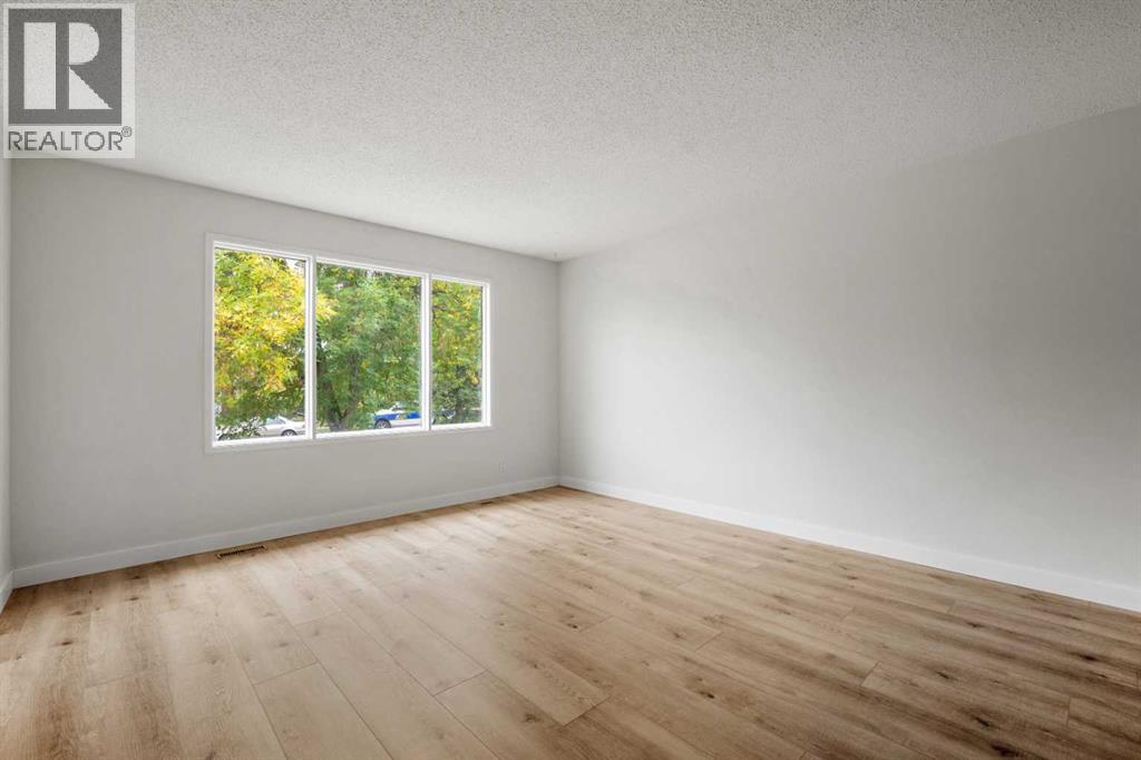Single Family House for Sale in  Rundlehorn Drive NE Pineridge Calgary 