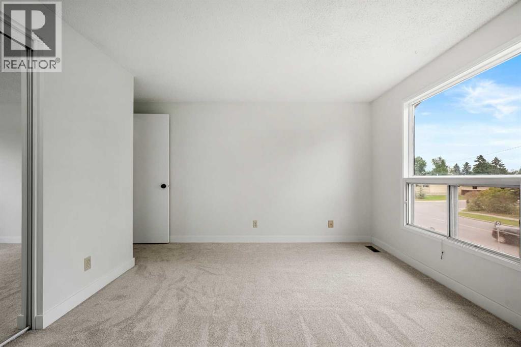 Single Family House for Sale in  Rundlehorn Drive NE Pineridge Calgary 