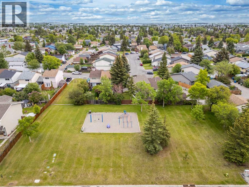 Single Family House for Sale in  Rundlehorn Drive NE Pineridge Calgary 