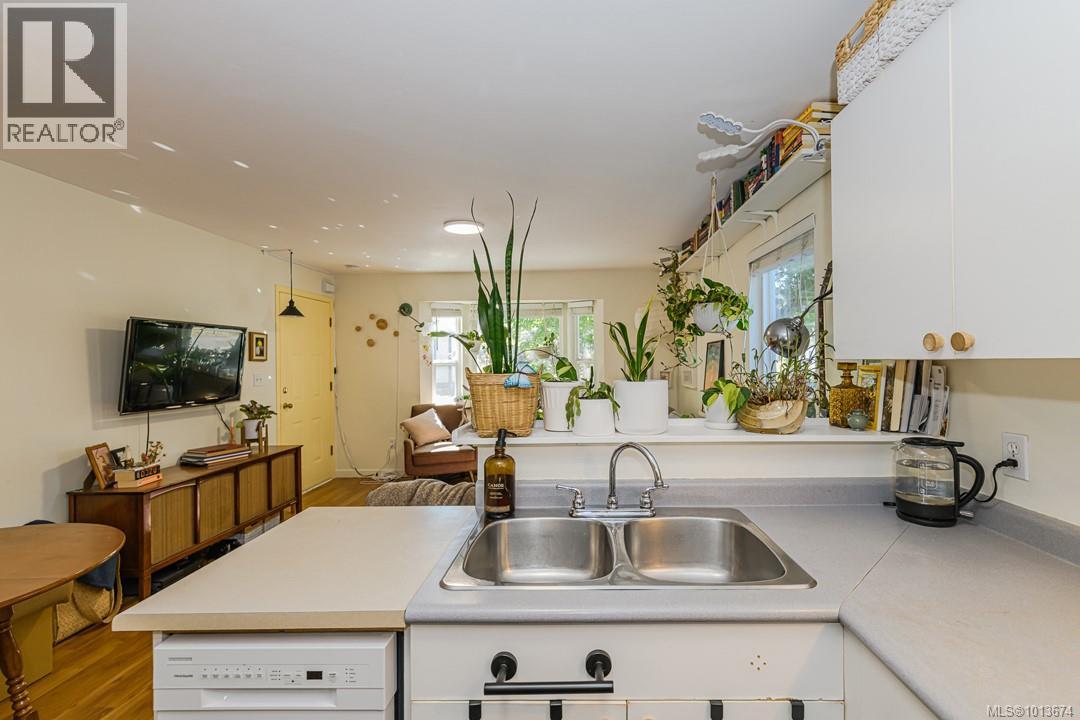 637 Pine St, Victoria
