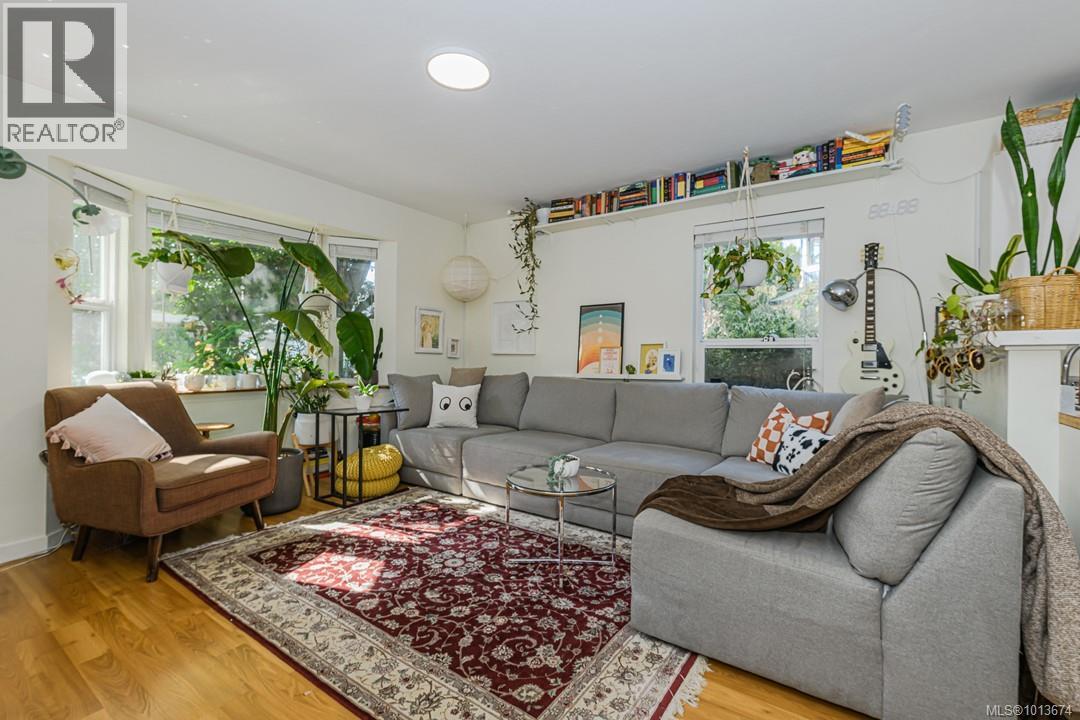 637 Pine St, Victoria