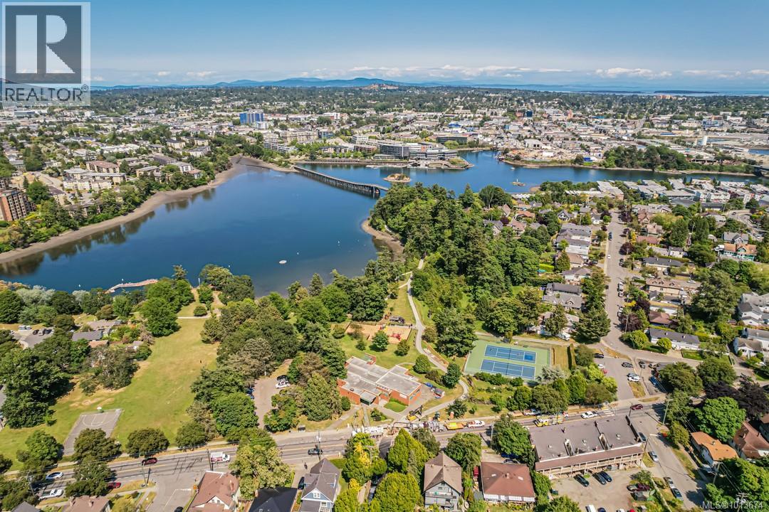 637 Pine St, Victoria