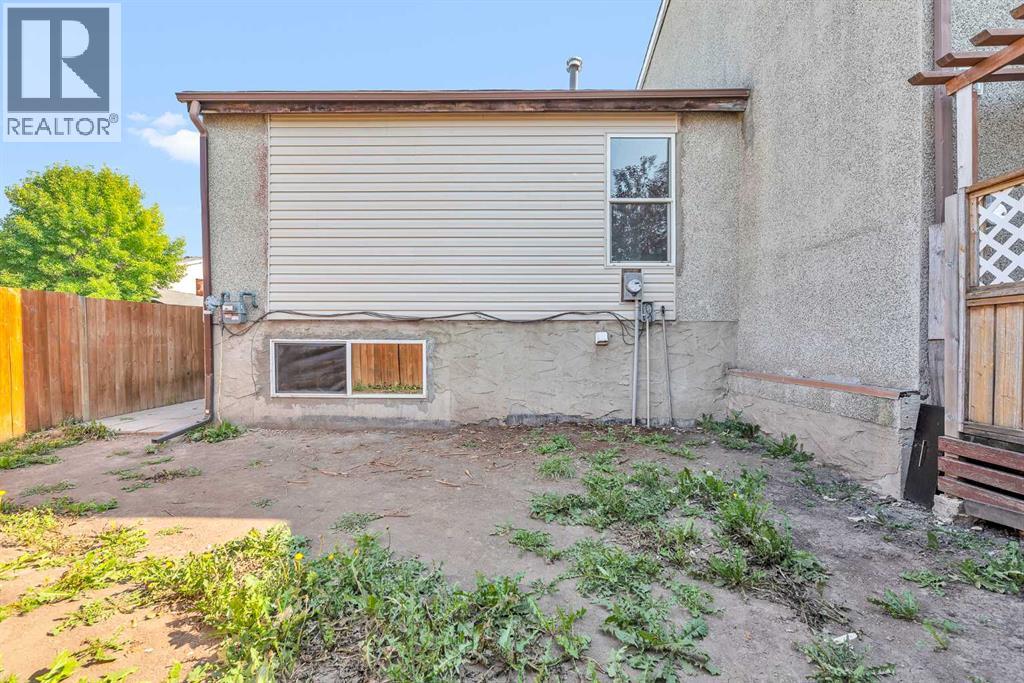 Single Family House Bi-level for Sale in  Pensville Close SE Penbrooke Meadows Calgary 