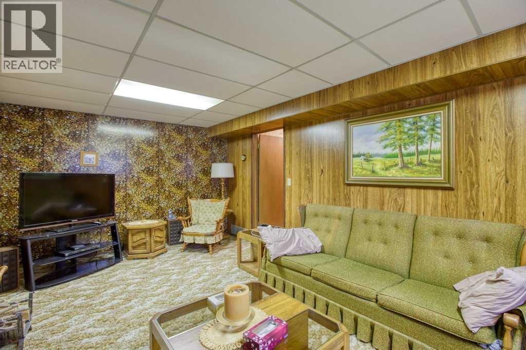 Single Family House Bi-level for Sale in  Silverthorn Way NW Silver Springs Calgary 