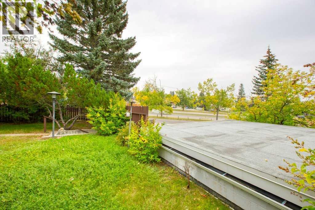 Single Family House Bi-level for Sale in  Silverthorn Way NW Silver Springs Calgary 