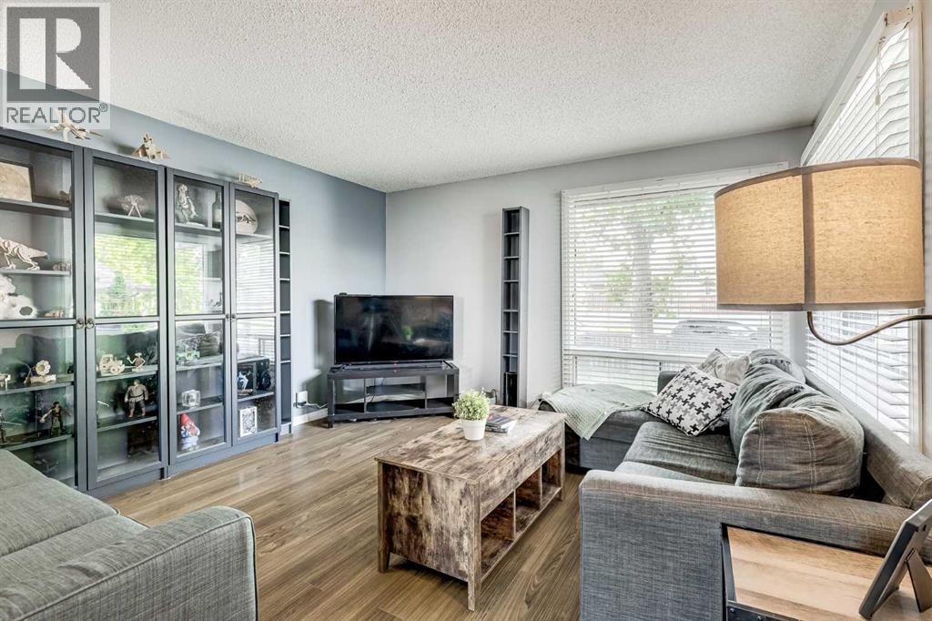 Single Family House for Sale in  Berkley Drive NW Beddington Heights Calgary 