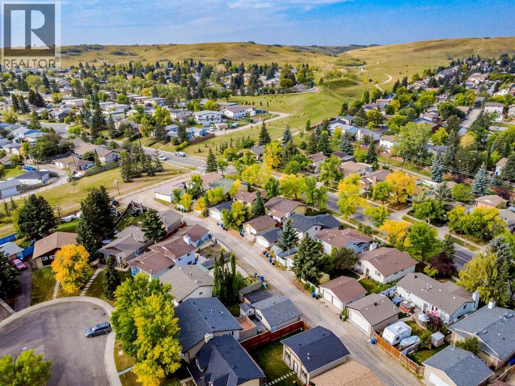 Single Family House for Sale in  Berkley Drive NW Beddington Heights Calgary 