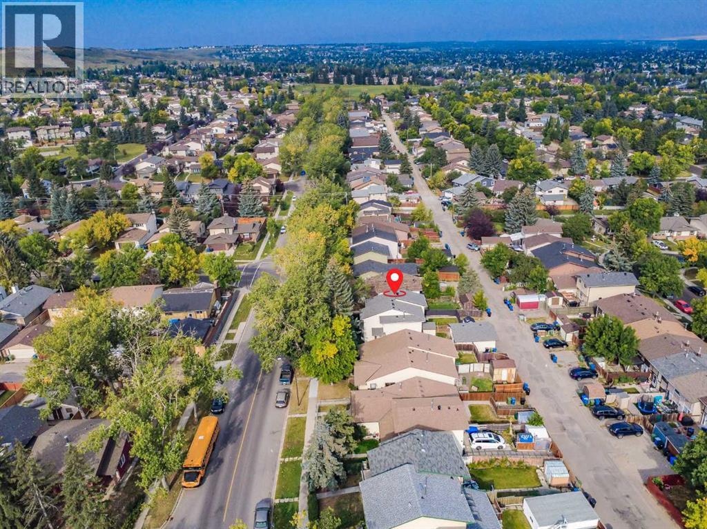 Single Family House for Sale in  Berkley Drive NW Beddington Heights Calgary 