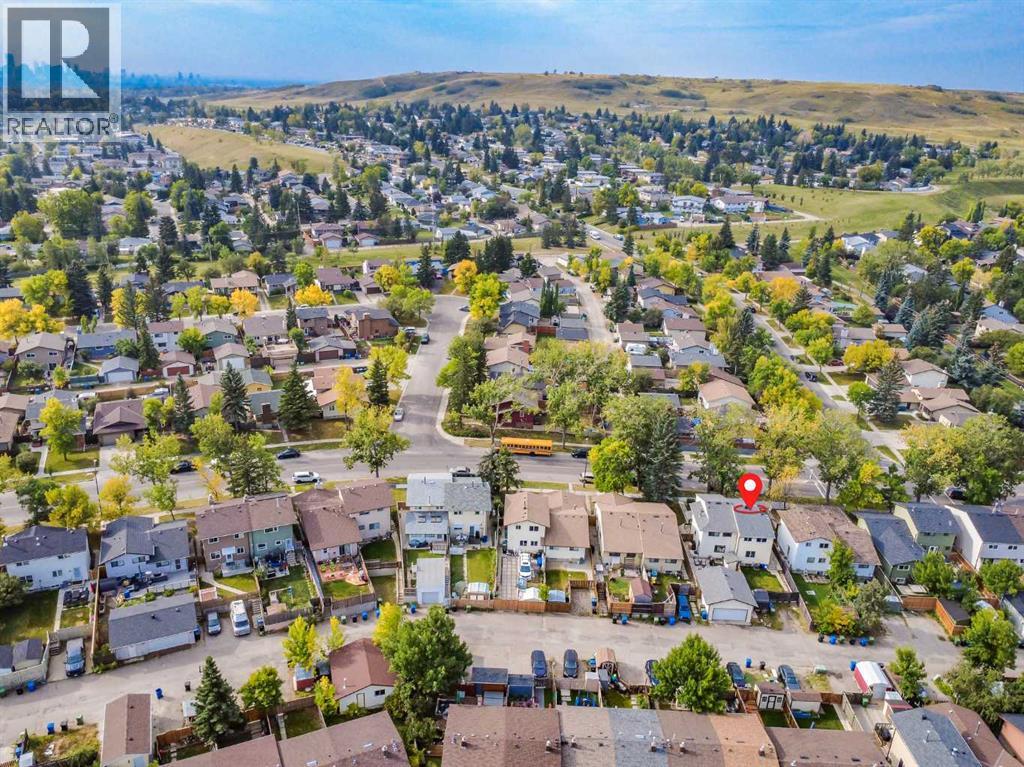 Single Family House for Sale in  Berkley Drive NW Beddington Heights Calgary 