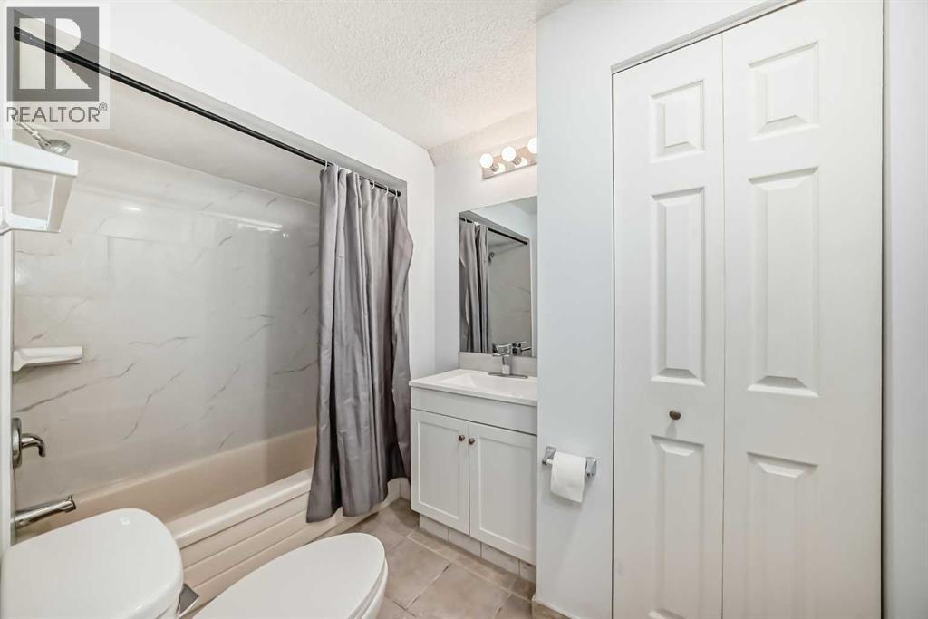 Single Family House Bi-level for Sale in  Bearberry Close NW Beddington Heights Calgary 