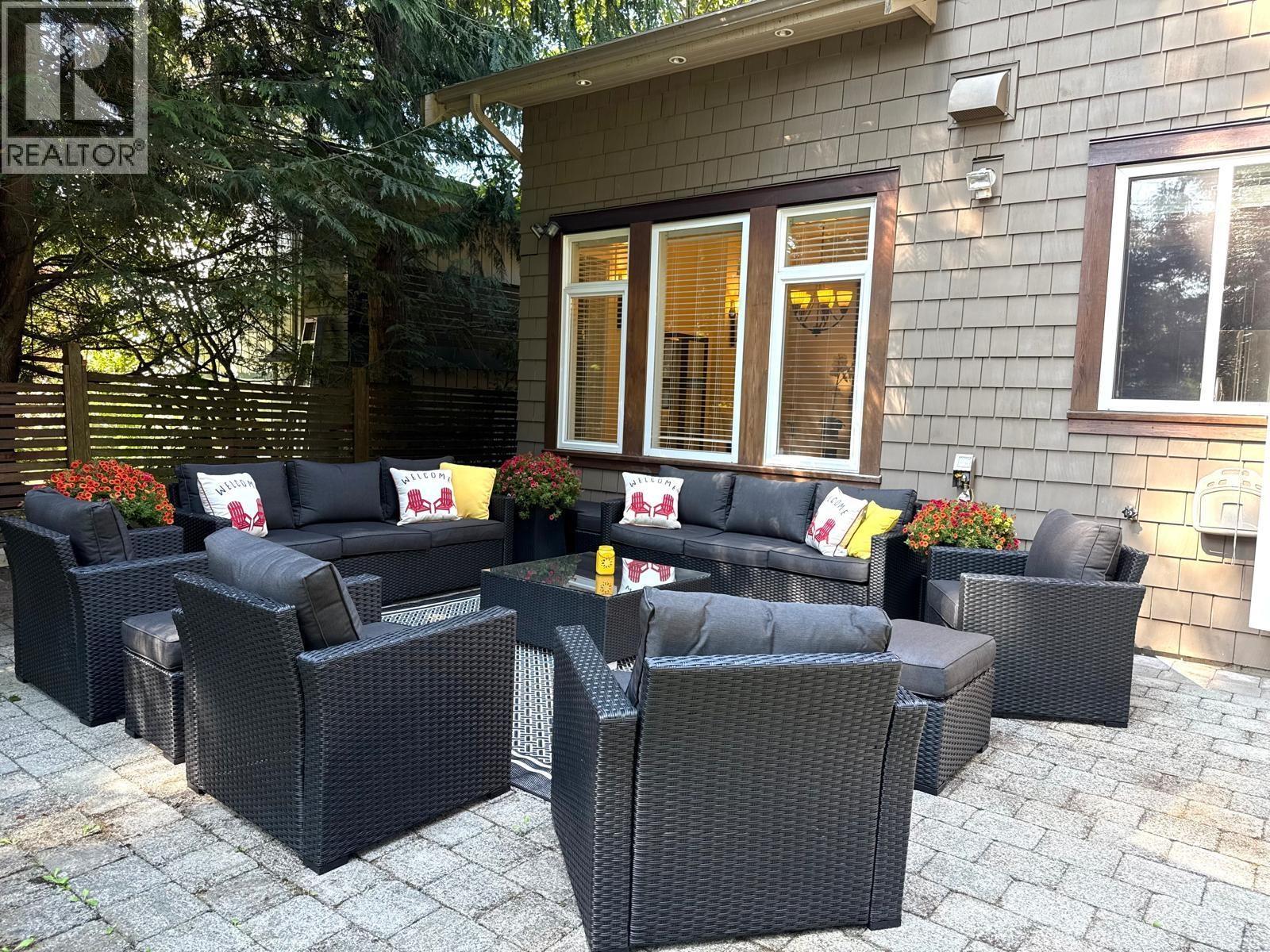1017 CANYON BOULEVARD, North Vancouver
