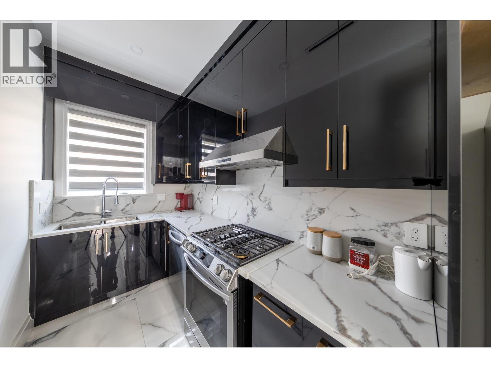 3560 HIGHLAND BOULEVARD, North Vancouver