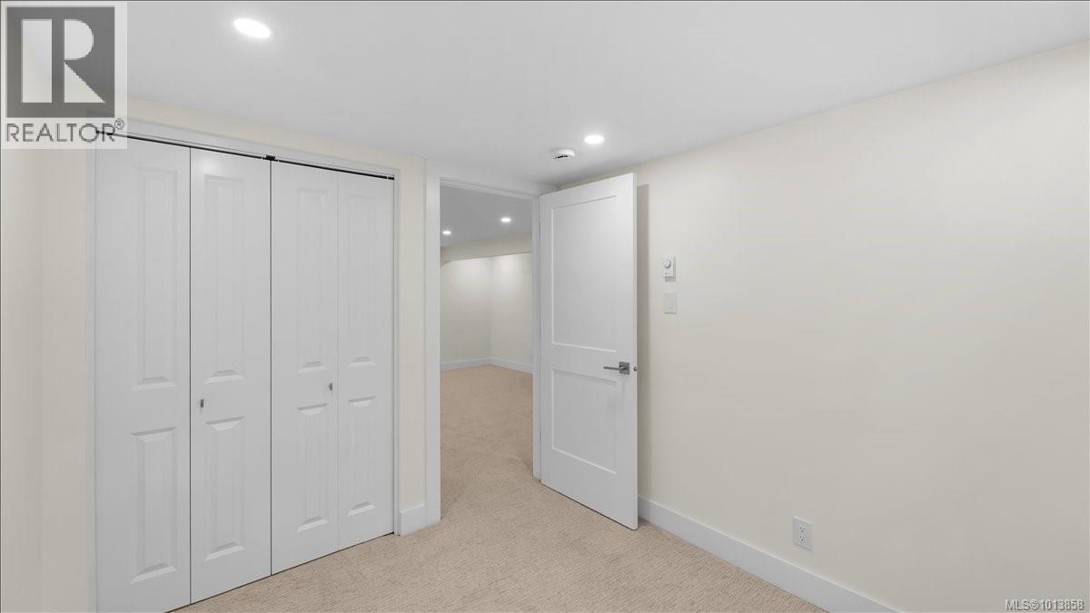602 640 Broadway Street, Saanich