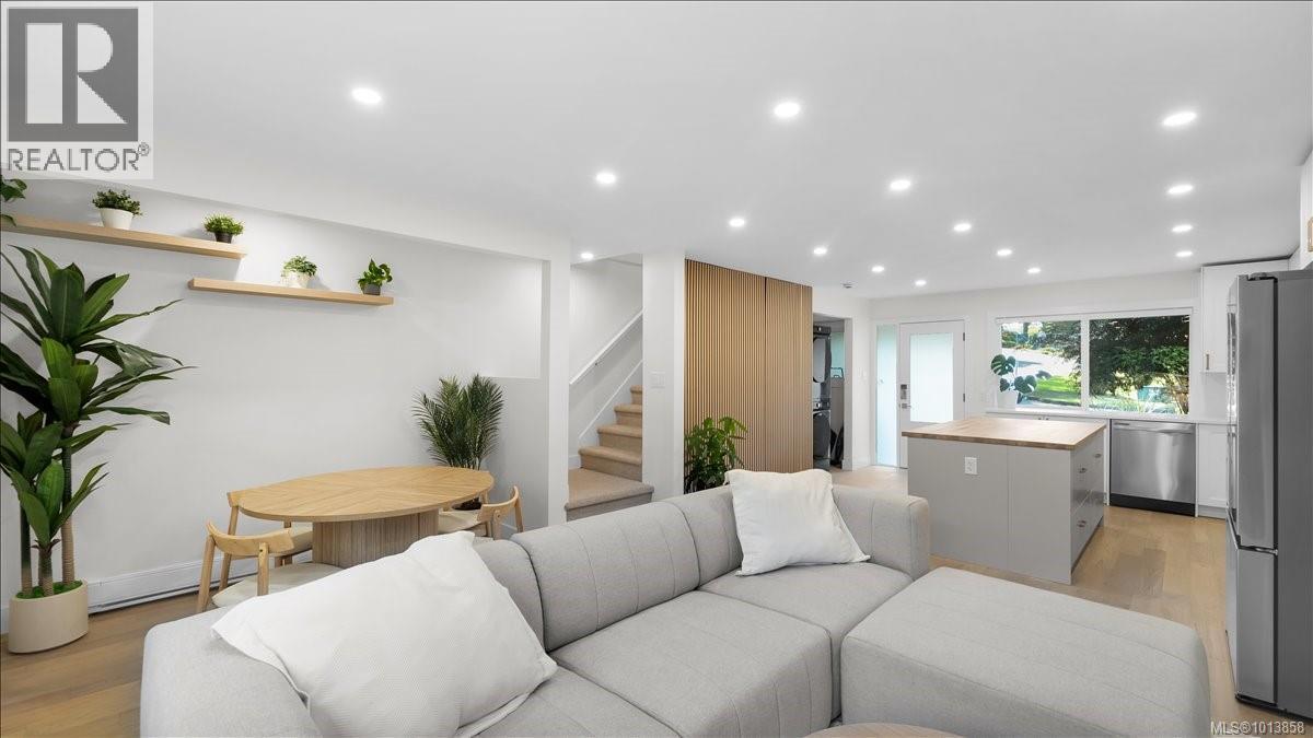 602 640 Broadway Street, Saanich