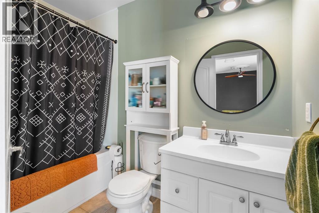 105 Whiteoak Garden, Fort McMurray