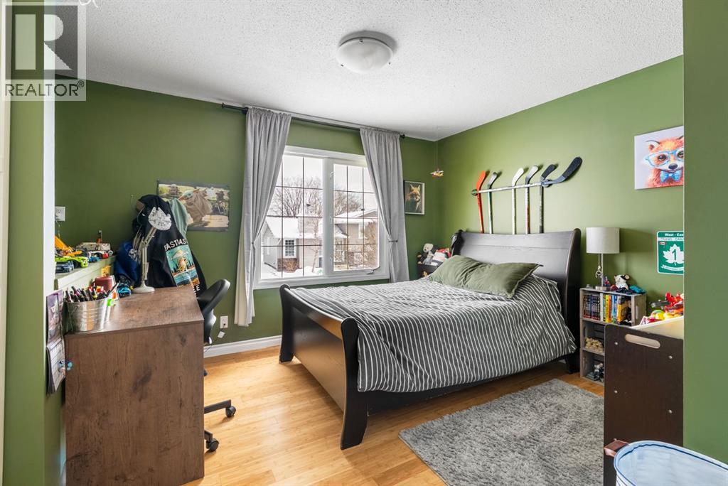 105 Whiteoak Garden, Fort McMurray
