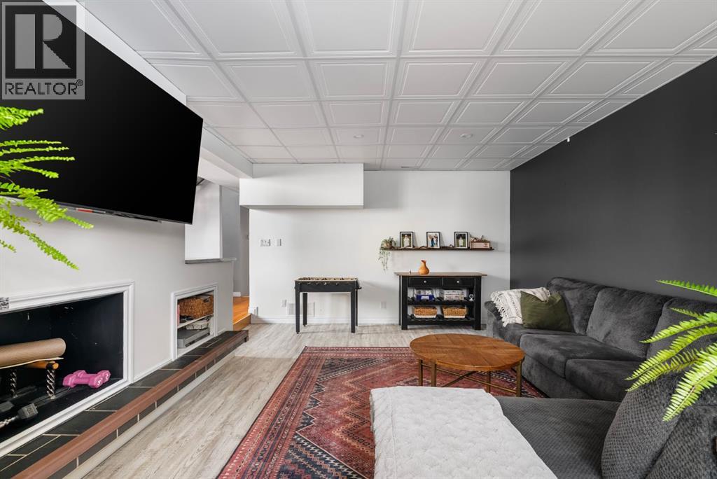 105 Whiteoak Garden, Fort McMurray