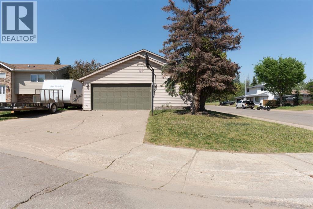 105 Whiteoak Garden, Fort McMurray
