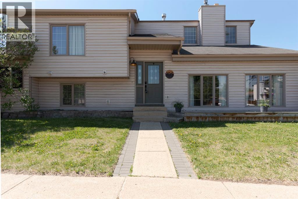 105 Whiteoak Garden, Fort McMurray