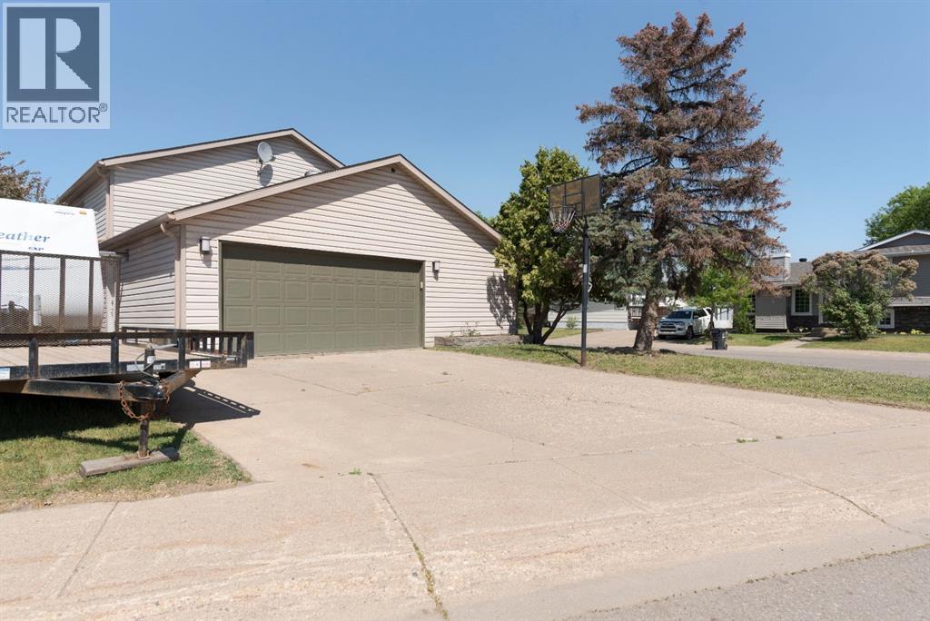 105 Whiteoak Garden, Fort McMurray