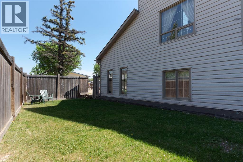 105 Whiteoak Garden, Fort McMurray