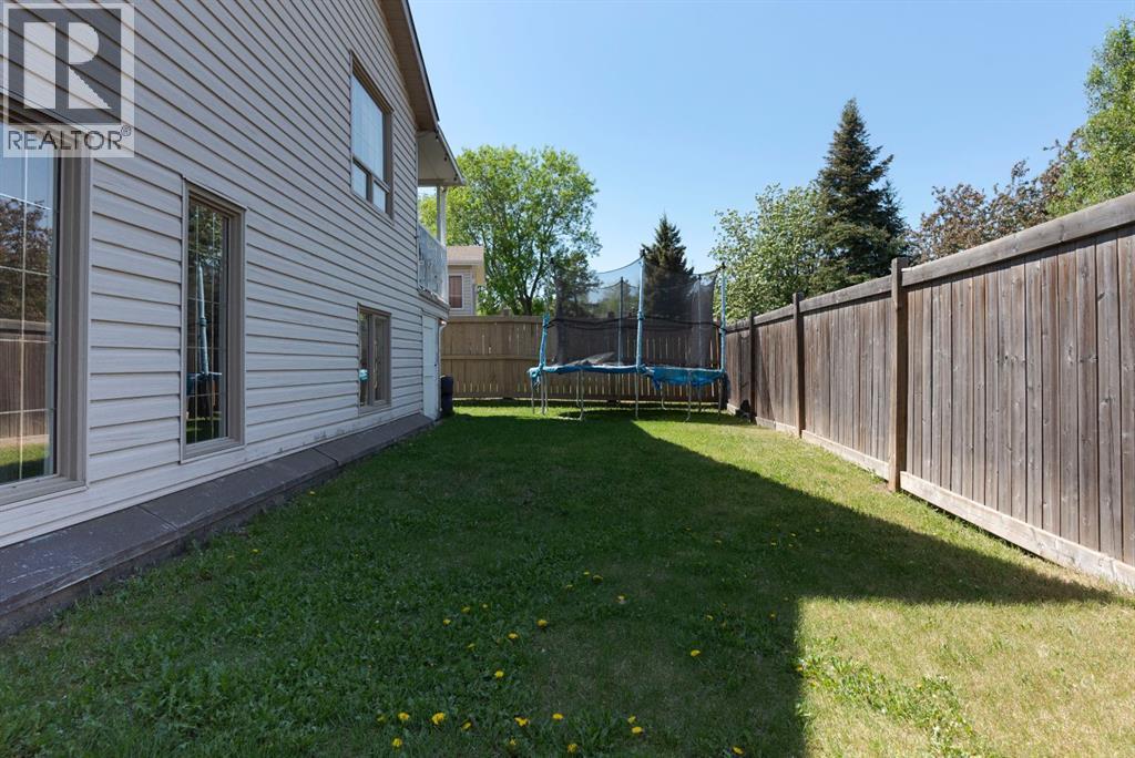 105 Whiteoak Garden, Fort McMurray