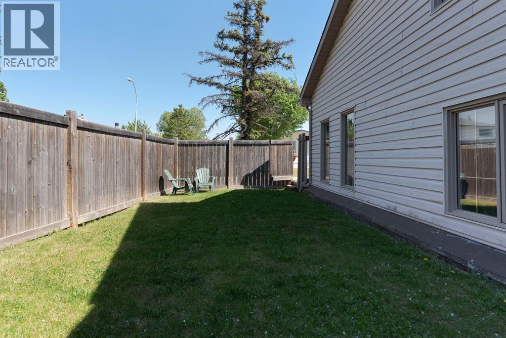 105 Whiteoak Garden, Fort McMurray