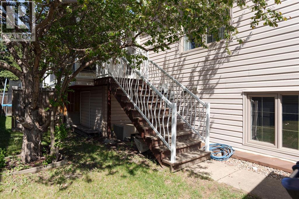 105 Whiteoak Garden, Fort McMurray