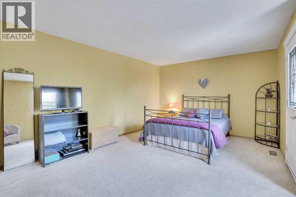 Single Family House 4 Level for Sale in  Woodbrook Mews SW Woodbine Calgary 