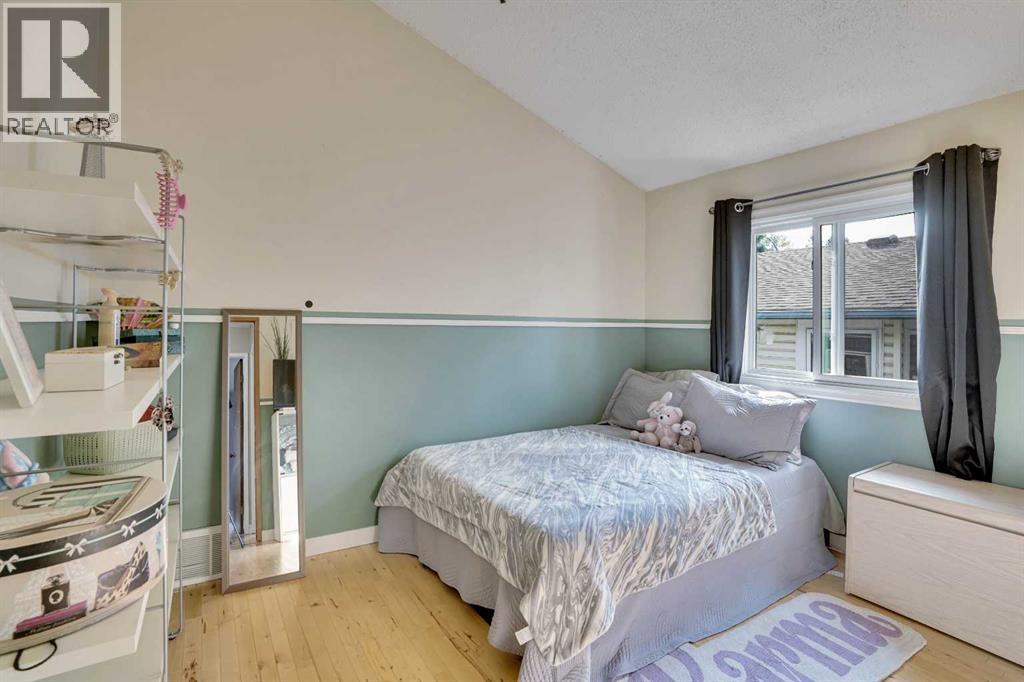 Single Family House 4 Level for Sale in  Woodbrook Mews SW Woodbine Calgary 