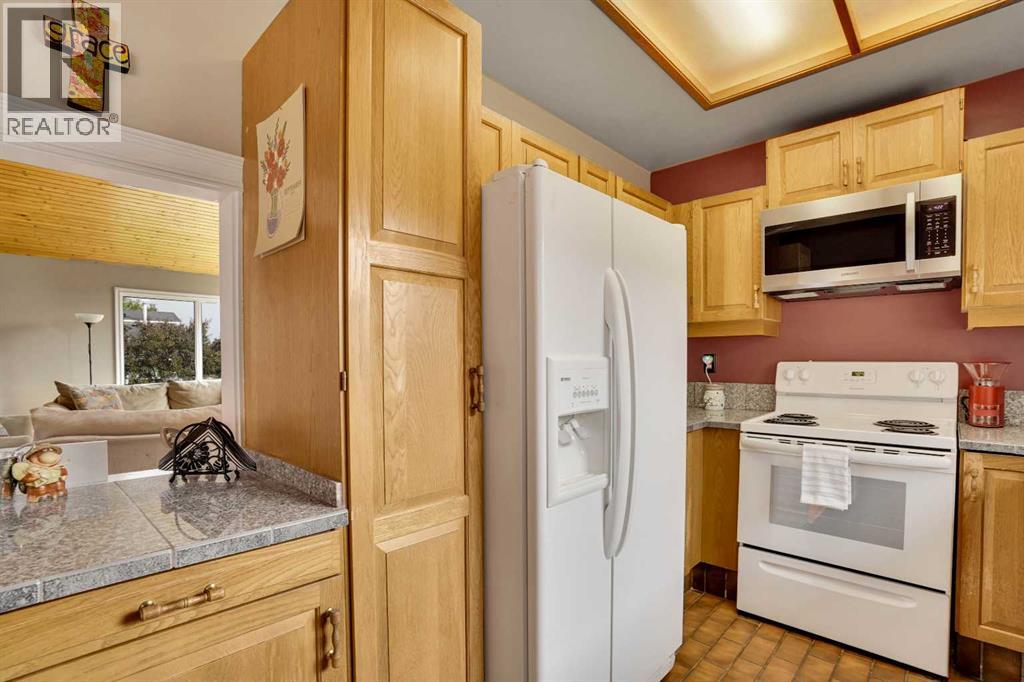 Single Family House 4 Level for Sale in  Woodbrook Mews SW Woodbine Calgary 