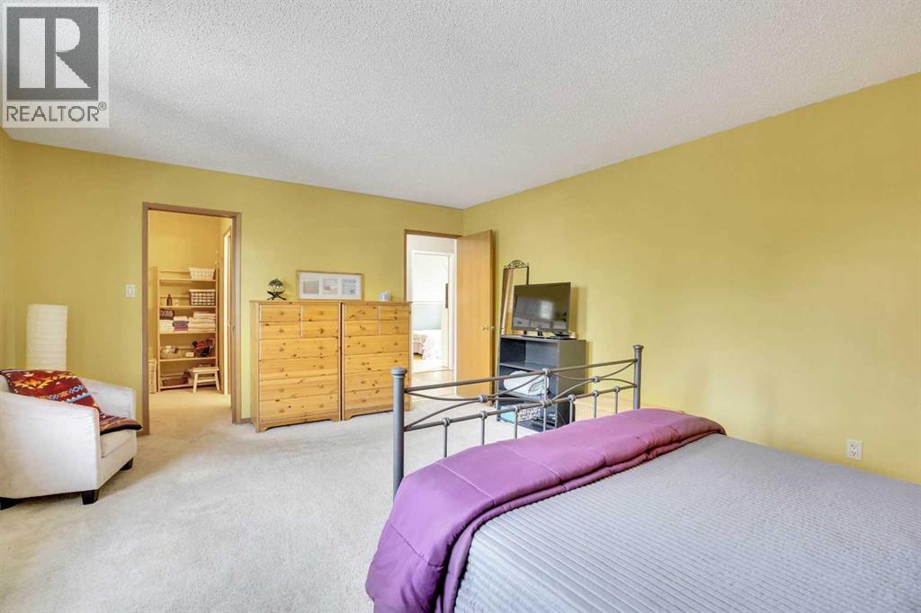 Single Family House 4 Level for Sale in  Woodbrook Mews SW Woodbine Calgary 