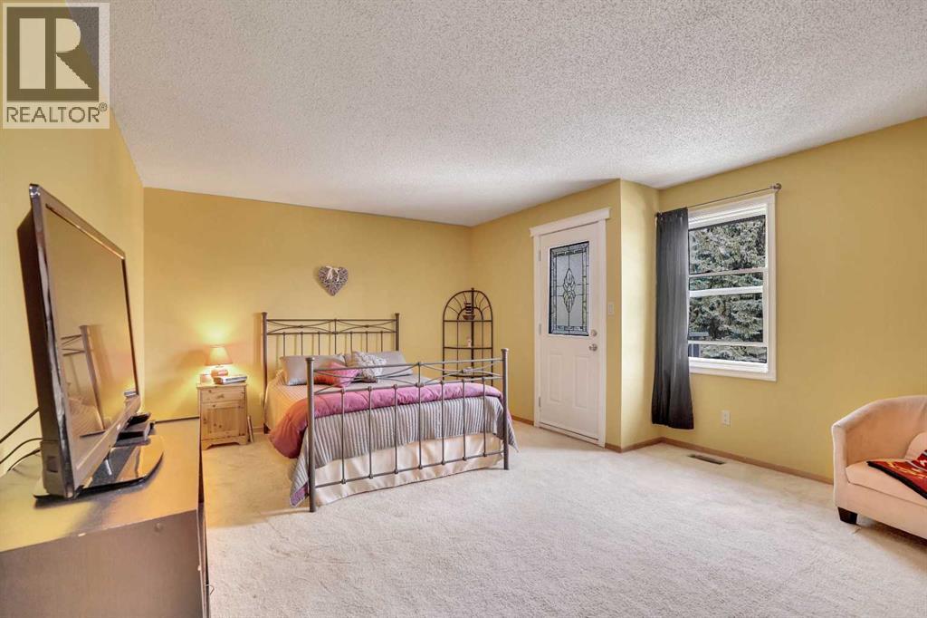Single Family House 4 Level for Sale in  Woodbrook Mews SW Woodbine Calgary 