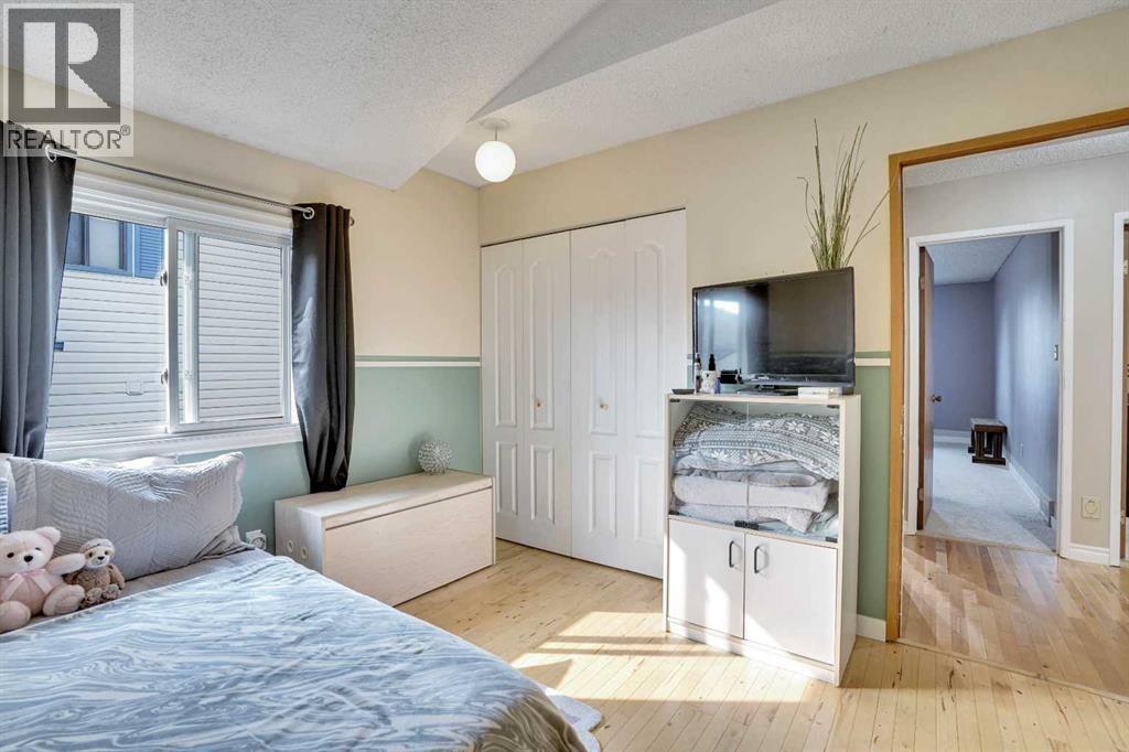 Single Family House 4 Level for Sale in  Woodbrook Mews SW Woodbine Calgary 