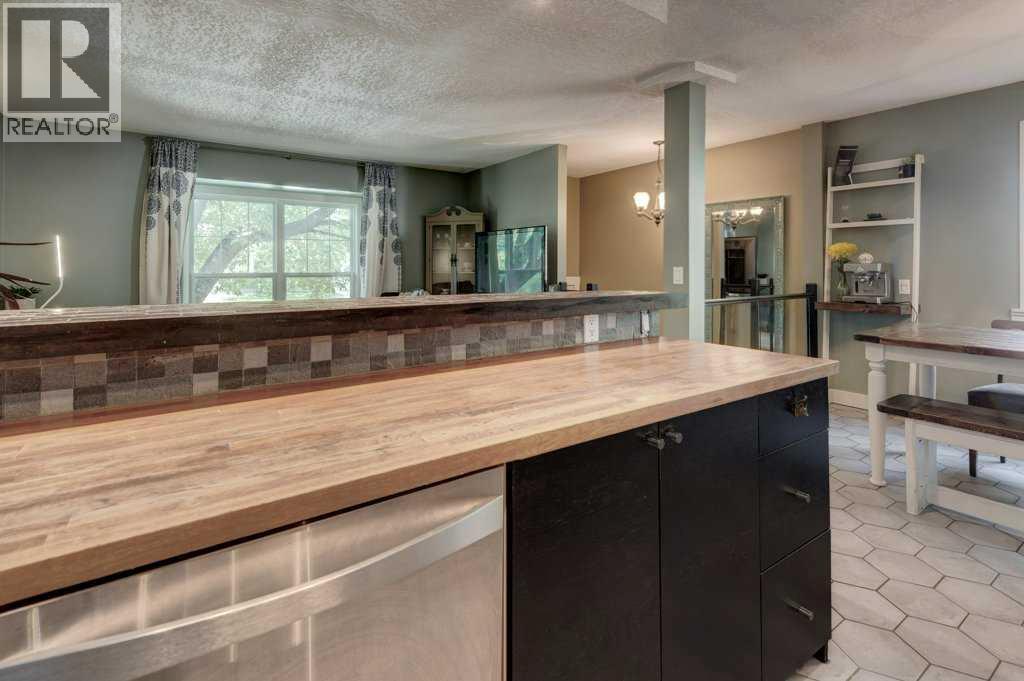 Single Family House Bi-level for Sale in  Shawglen Place SW Shawnessy Calgary 