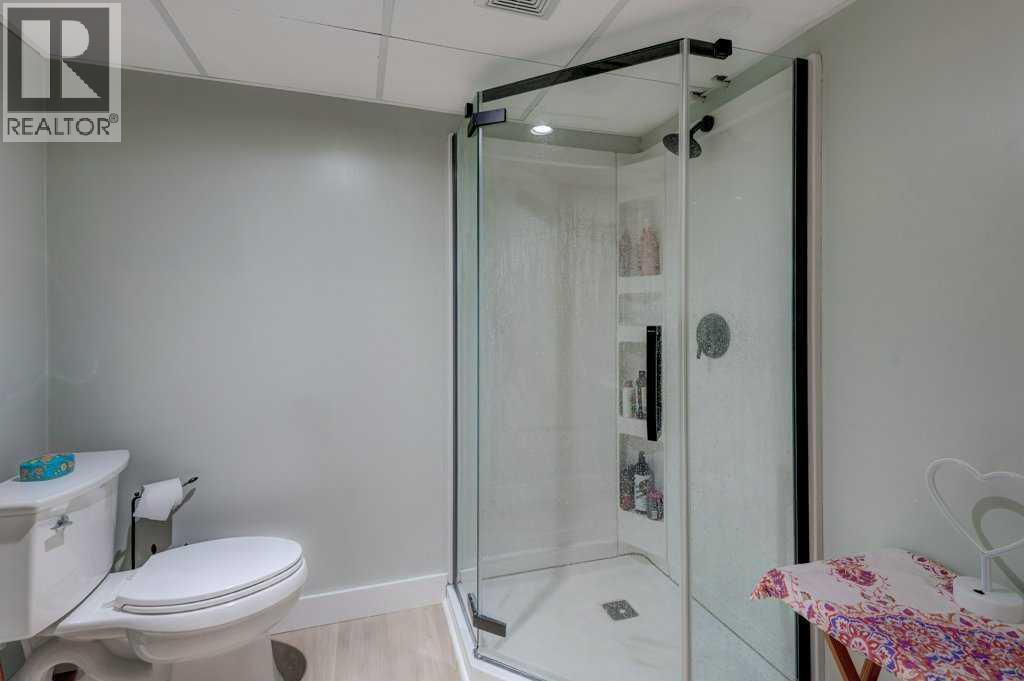 Single Family House Bi-level for Sale in  Shawglen Place SW Shawnessy Calgary 