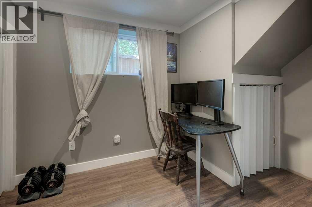 Single Family House Bi-level for Sale in  Shawglen Place SW Shawnessy Calgary 