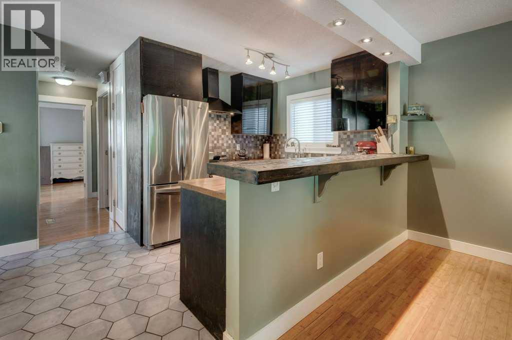 Single Family House Bi-level for Sale in  Shawglen Place SW Shawnessy Calgary 