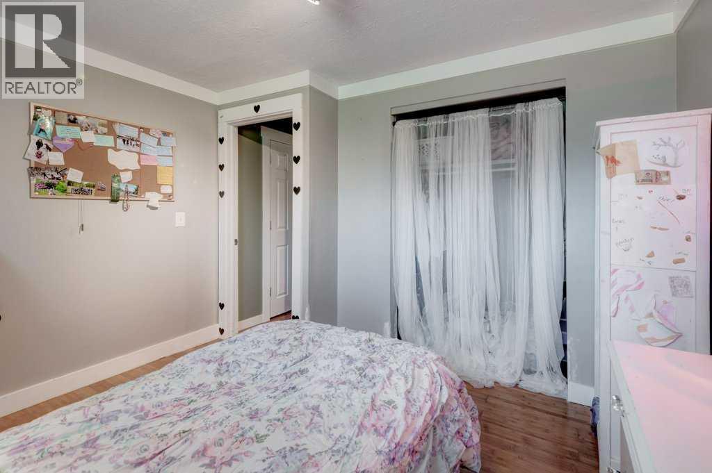 Single Family House Bi-level for Sale in  Shawglen Place SW Shawnessy Calgary 
