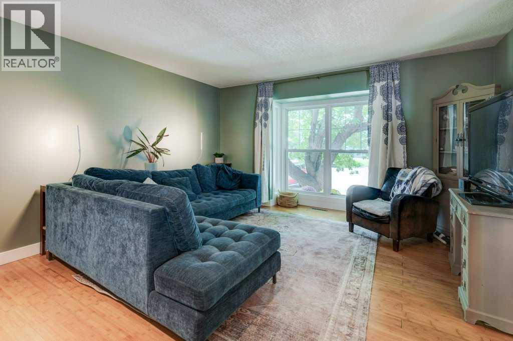 Single Family House Bi-level for Sale in  Shawglen Place SW Shawnessy Calgary 
