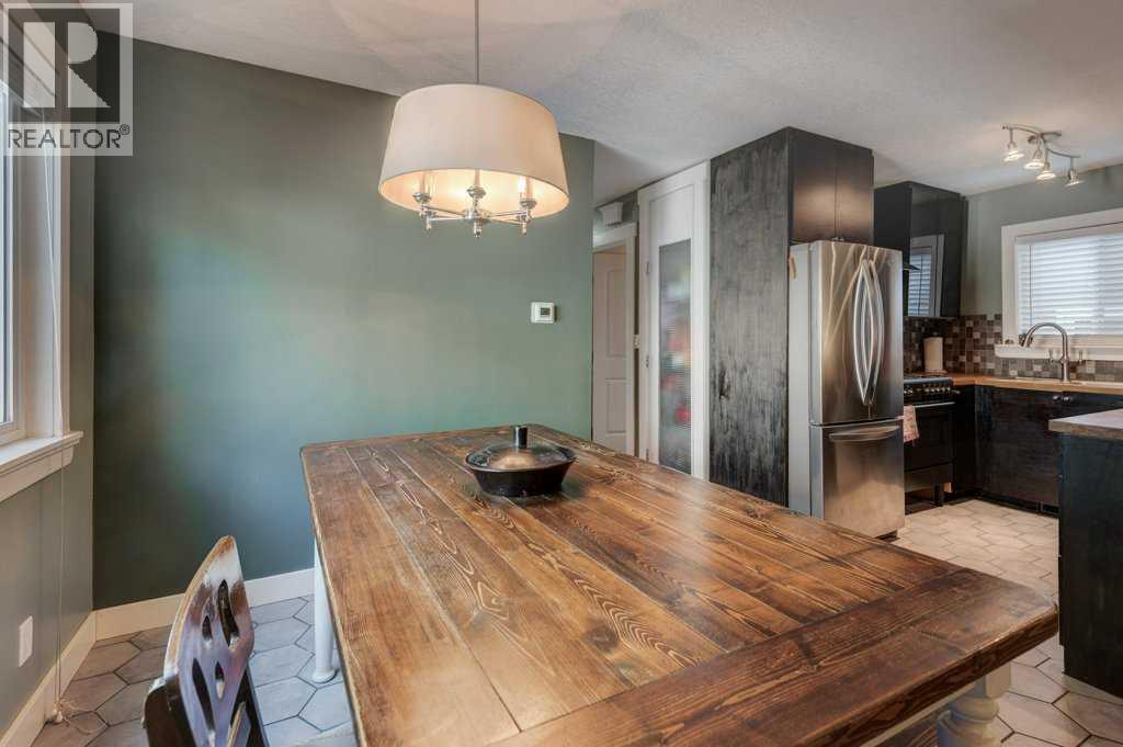Single Family House Bi-level for Sale in  Shawglen Place SW Shawnessy Calgary 