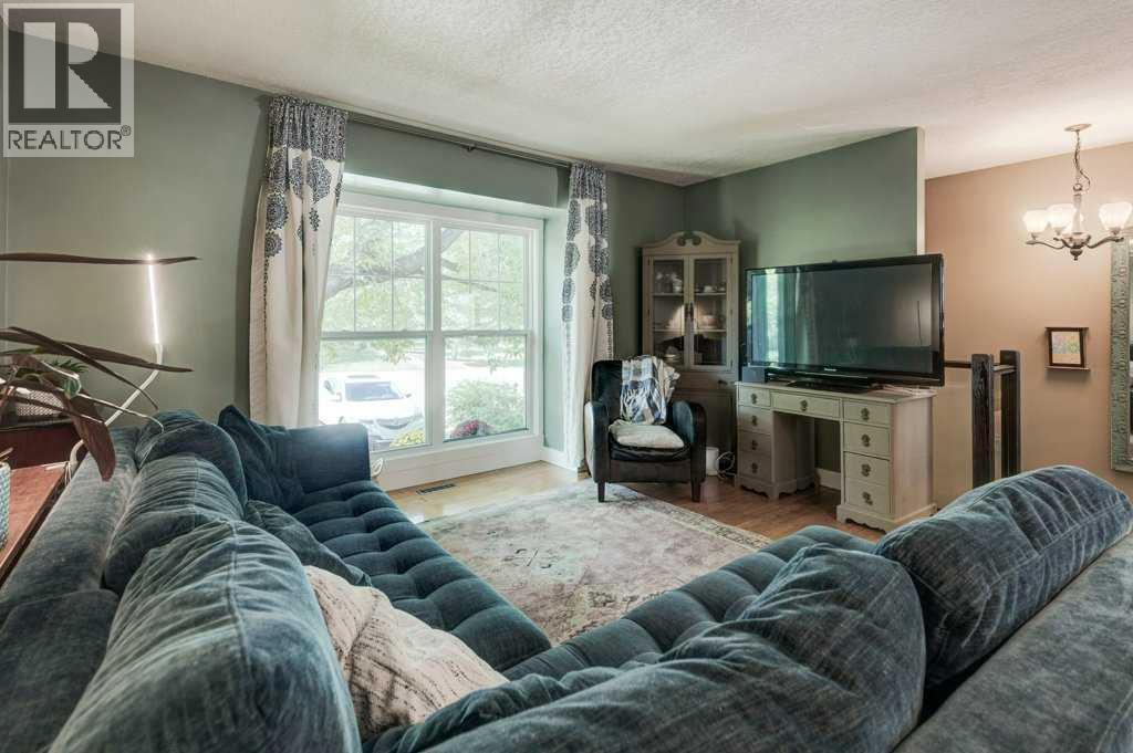 Single Family House Bi-level for Sale in  Shawglen Place SW Shawnessy Calgary 