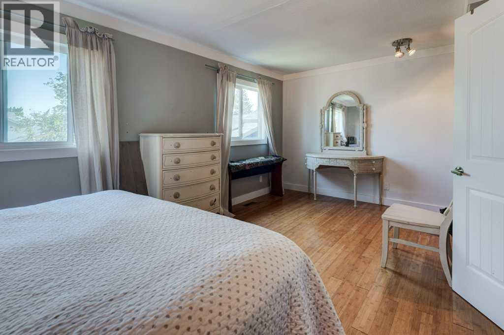 Single Family House Bi-level for Sale in  Shawglen Place SW Shawnessy Calgary 