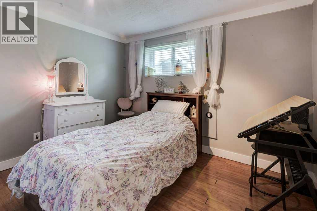 Single Family House Bi-level for Sale in  Shawglen Place SW Shawnessy Calgary 