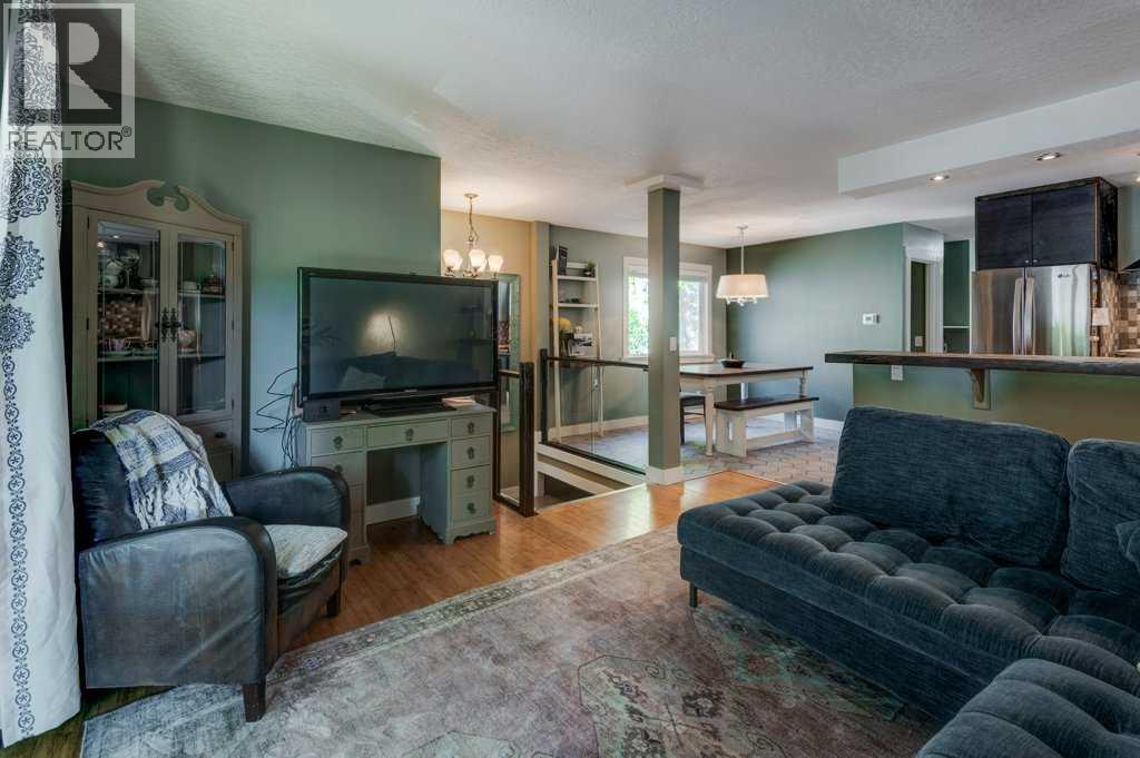 Single Family House Bi-level for Sale in  Shawglen Place SW Shawnessy Calgary 