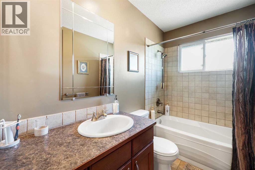 Single Family House Bungalow for Sale in  Hunterdale Place NW Huntington Hills Calgary 