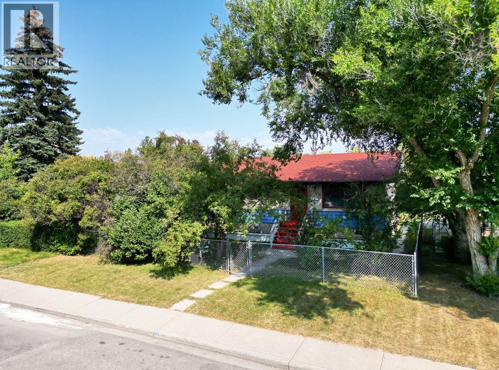 8724 34 Avenue NW, Calgary, Alberta